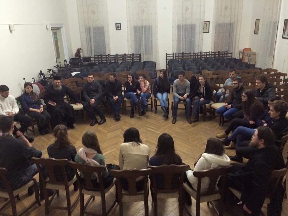 Întâlnire a tinerilor atoreni din Botoșani cu părintele Nicodim Petre