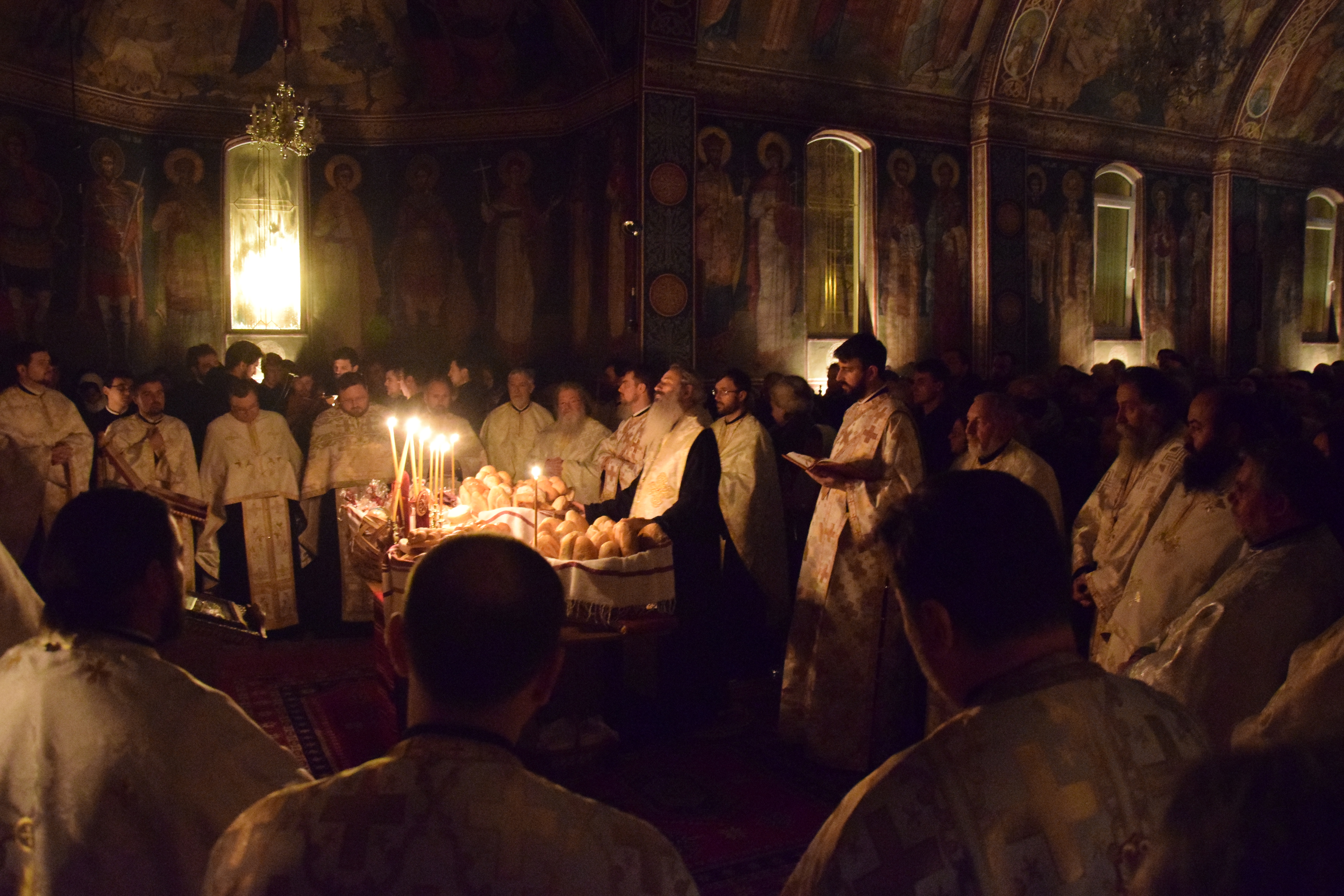 Priveghere arhierească la hramul Bisericii „Sf. Cuv. Antonie cel Mare“ din cartierul ieşean Nicolina