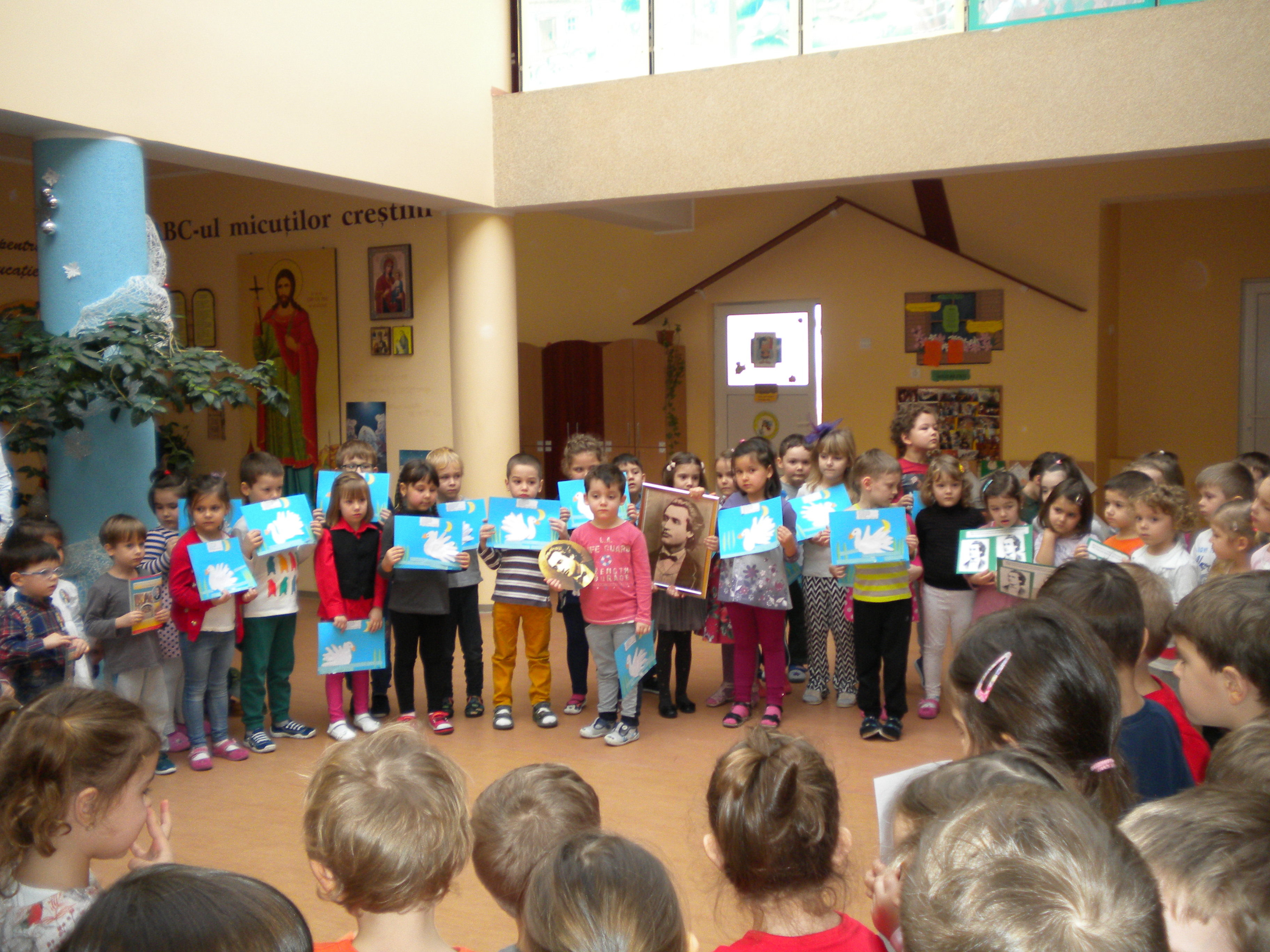 Și preșcolarii de la Grădinița „Sf. Ioan cel Nou de la Suceava”  l-au sărbătorit pe Mihai Eminescu