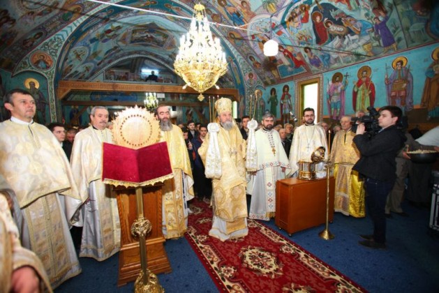 Picturia bisericii Sfânta Parascheva din oraşul Victoria, Braşov a fost sfinţită