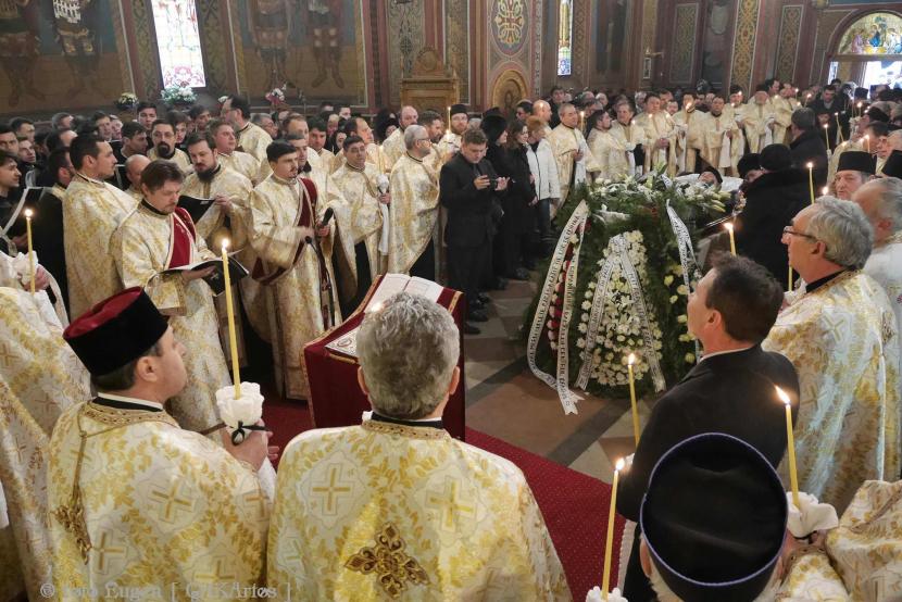 Părintele Constantin Leonte, condus la ceruri printre mii de flori