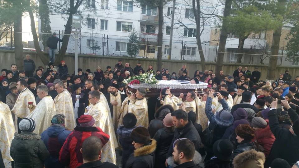 Părintele Constantin Leonte, condus la ceruri printre mii de flori