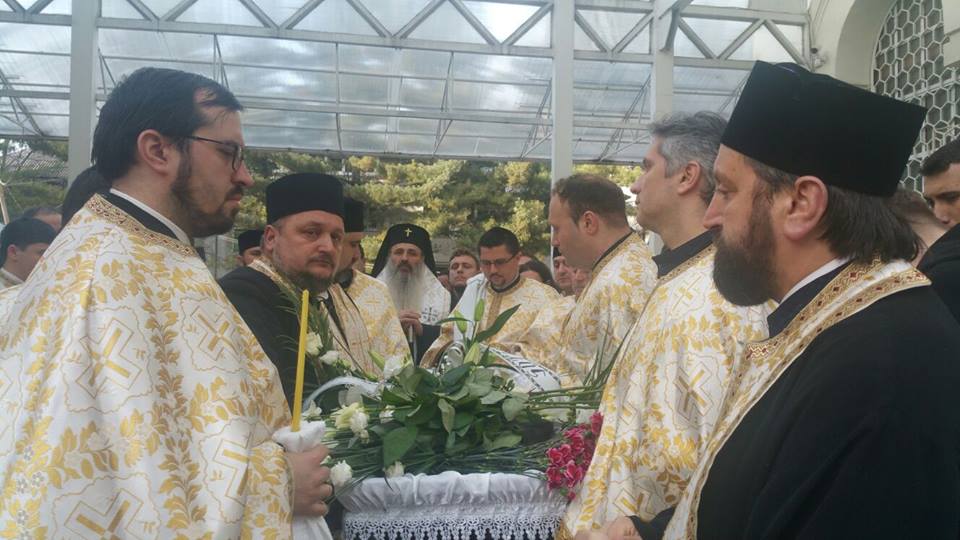 Părintele Constantin Leonte, condus la ceruri printre mii de flori