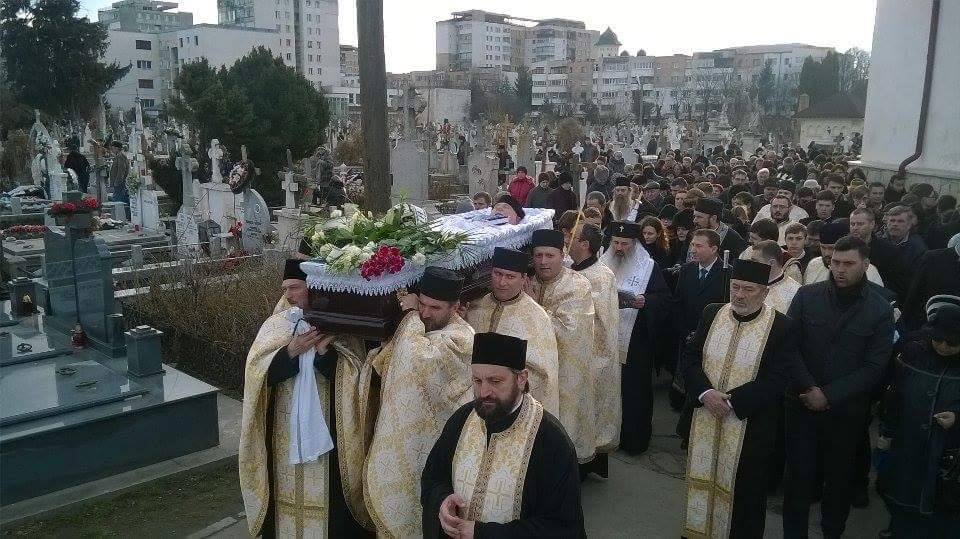 Părintele Constantin Leonte, condus la ceruri printre mii de flori Părintele Constantin Leonte, condus la ceruri printre mii de flori