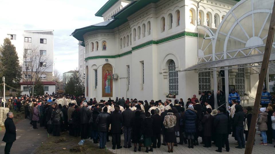 Părintele Constantin Leonte, condus la ceruri printre mii de flori