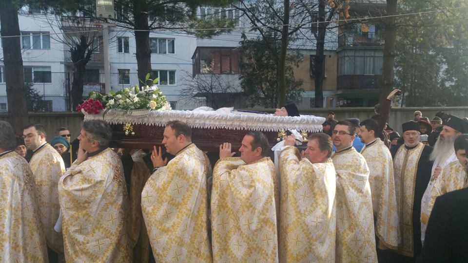 Părintele Constantin Leonte, condus la ceruri printre mii de flori