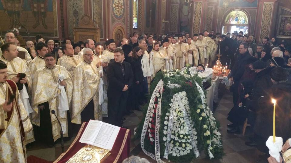 Părintele Constantin Leonte, condus la ceruri printre mii de flori