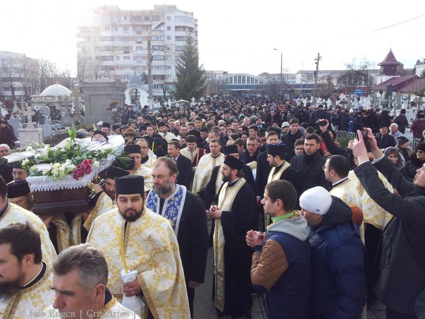 Părintele Constantin Leonte, condus la ceruri printre mii de flori