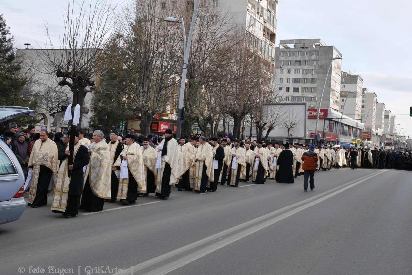 Părintele Constantin Leonte, condus la ceruri printre mii de flori