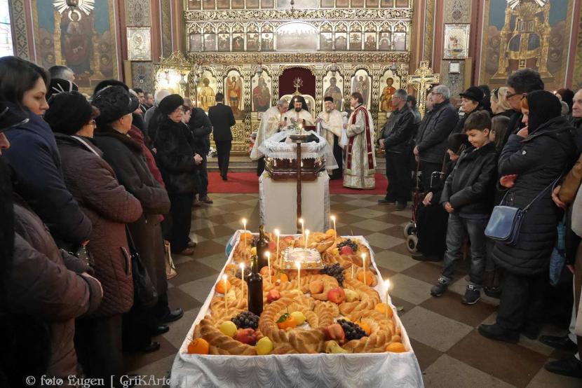 Părintele Constantin Leonte, condus la ceruri printre mii de flori