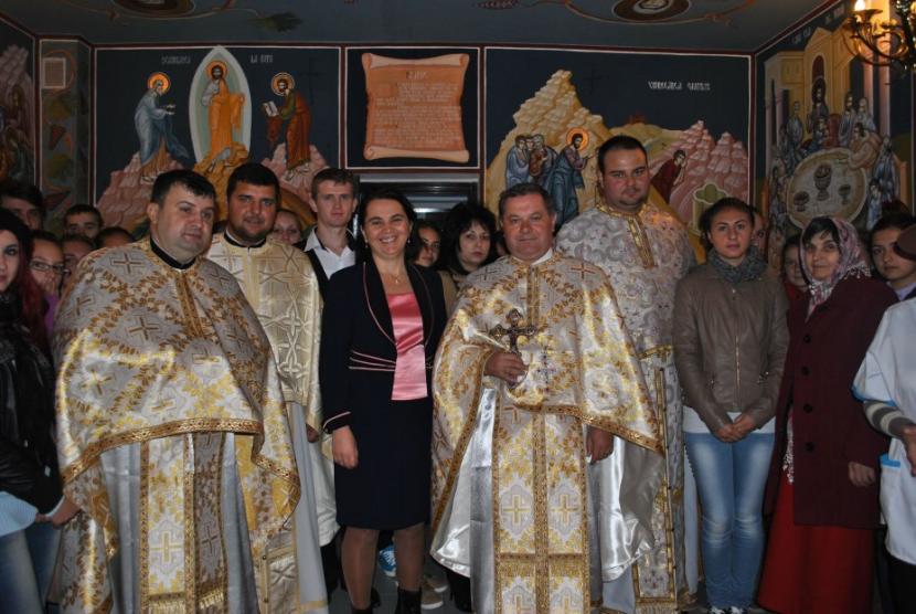 Părintele Constantin Leonte, condus la ceruri printre mii de flori