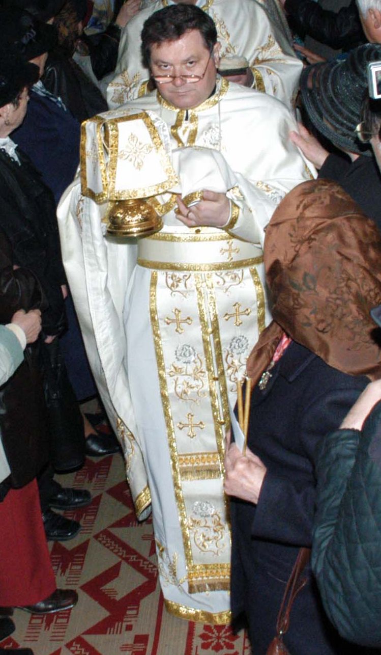 Părintele Constantin Leonte, condus la ceruri printre mii de flori