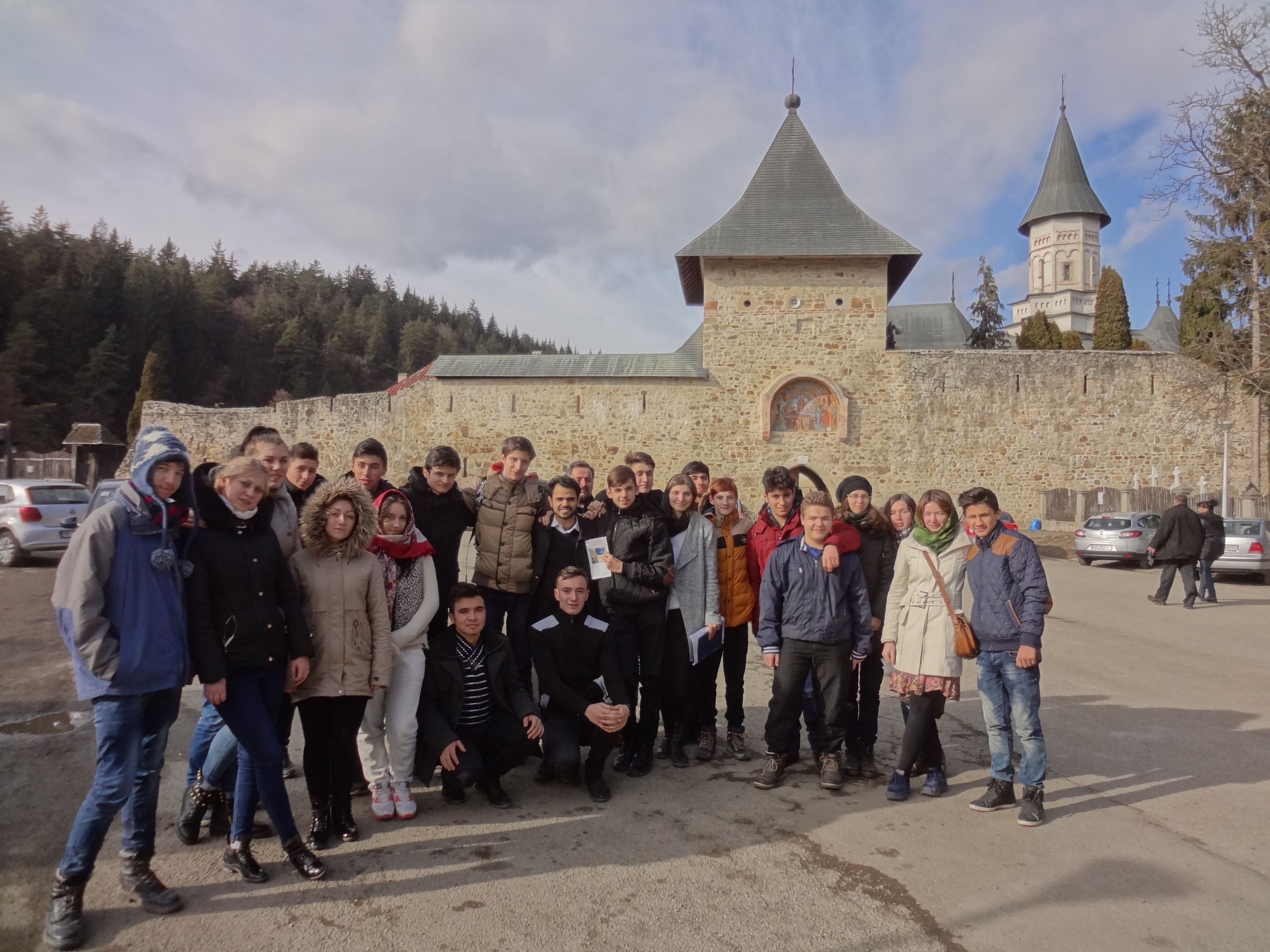 Dialog între tineri pelerini aflaţi în căutarea lui Dumnezeu