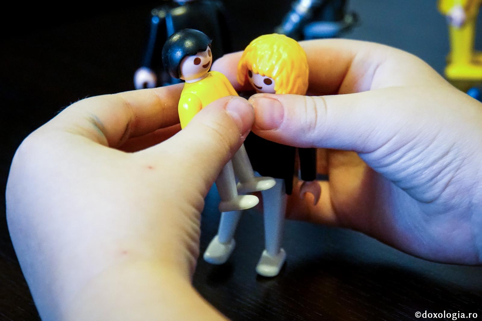 Părinţii adoptivi trebuie să-i spună copilului că este înfiat?