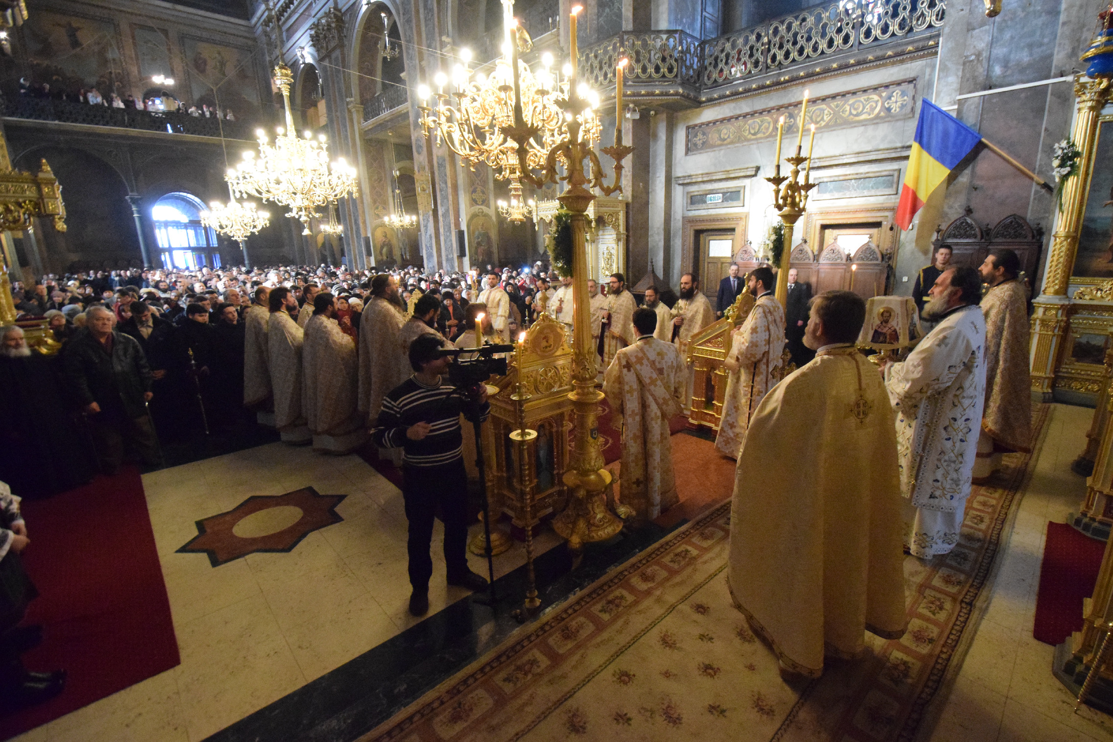 7 ierarhi și zeci de preoți, la hramul istoric al Catedralei Mitropolitane din Iași