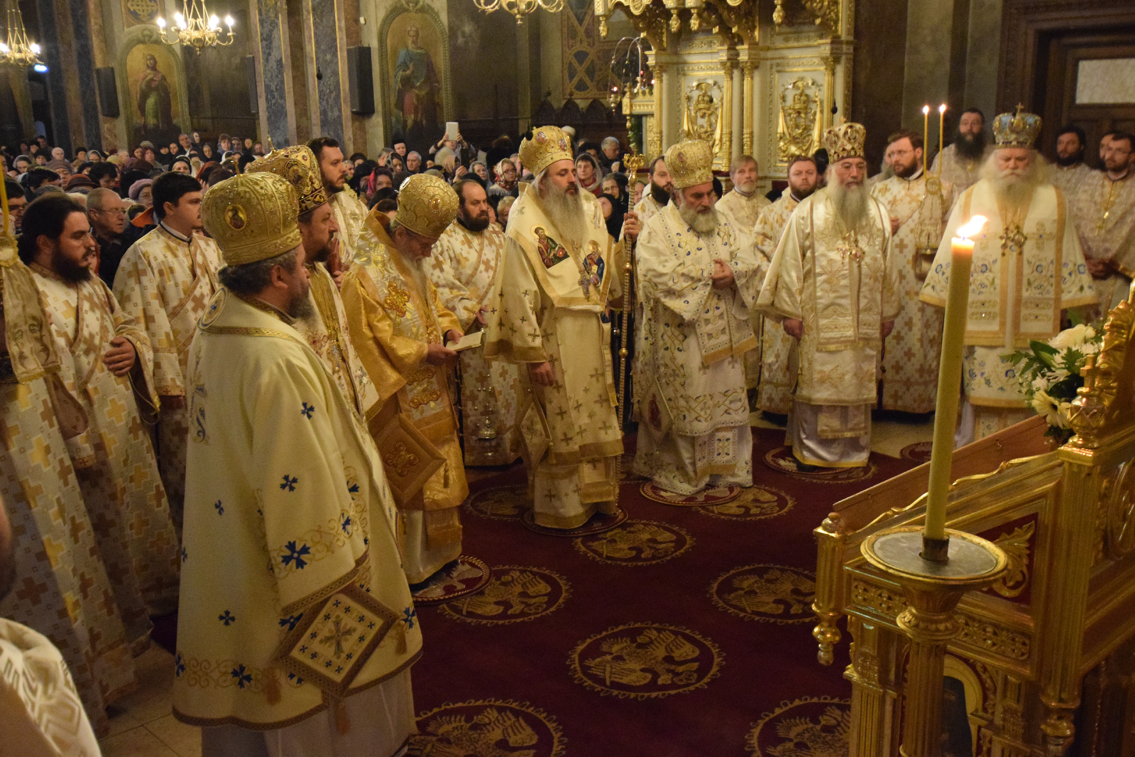 7 ierarhi și zeci de preoți, la hramul istoric al Catedralei Mitropolitane din Iași