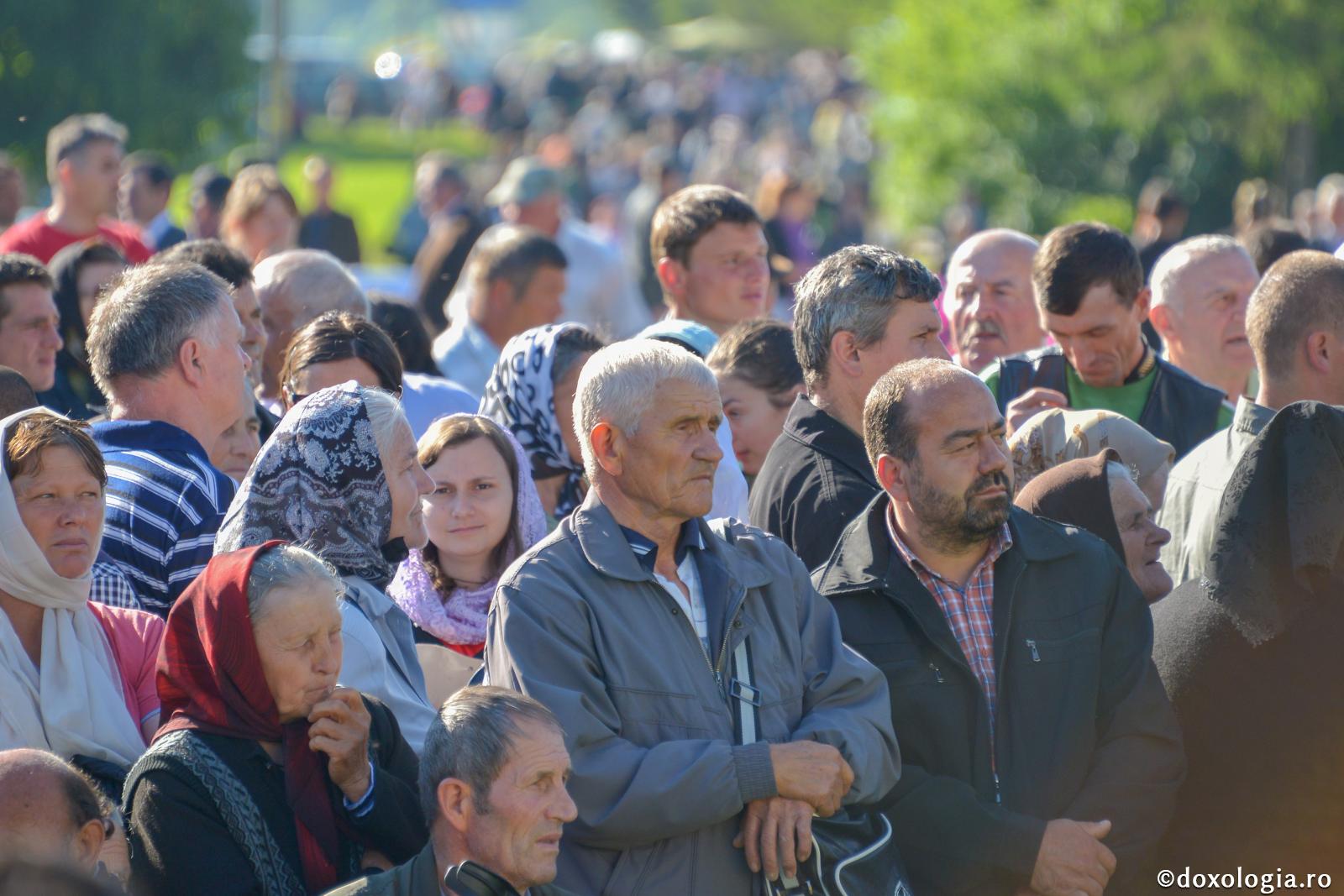 credincioși participând la slujbă