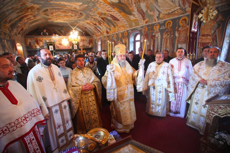 Liturghie arhierească și sfințirea monumentului eroilor, la Hașag