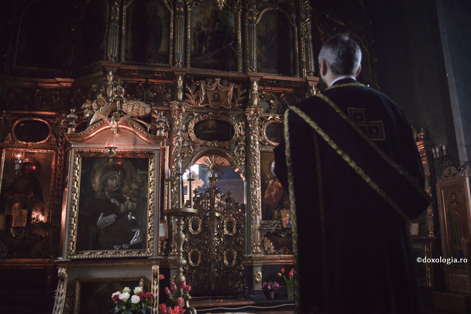 diacon în mijlocul bisericii