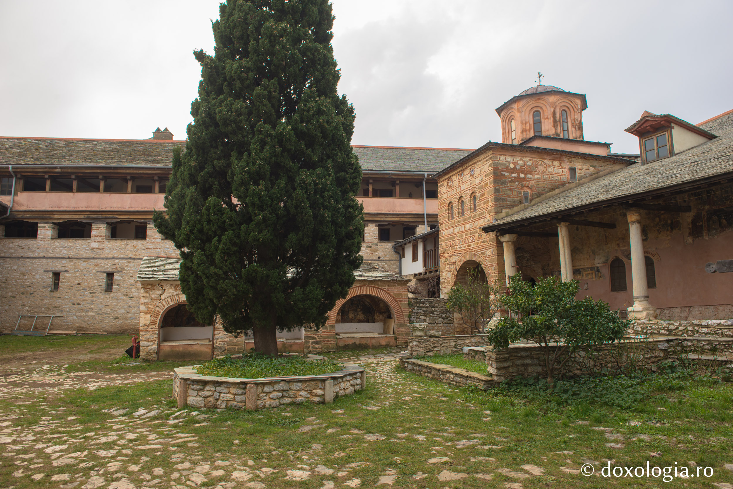 Mormintele celor trei patriarhi şi Paraclisul Cinstitului Înaintemergător