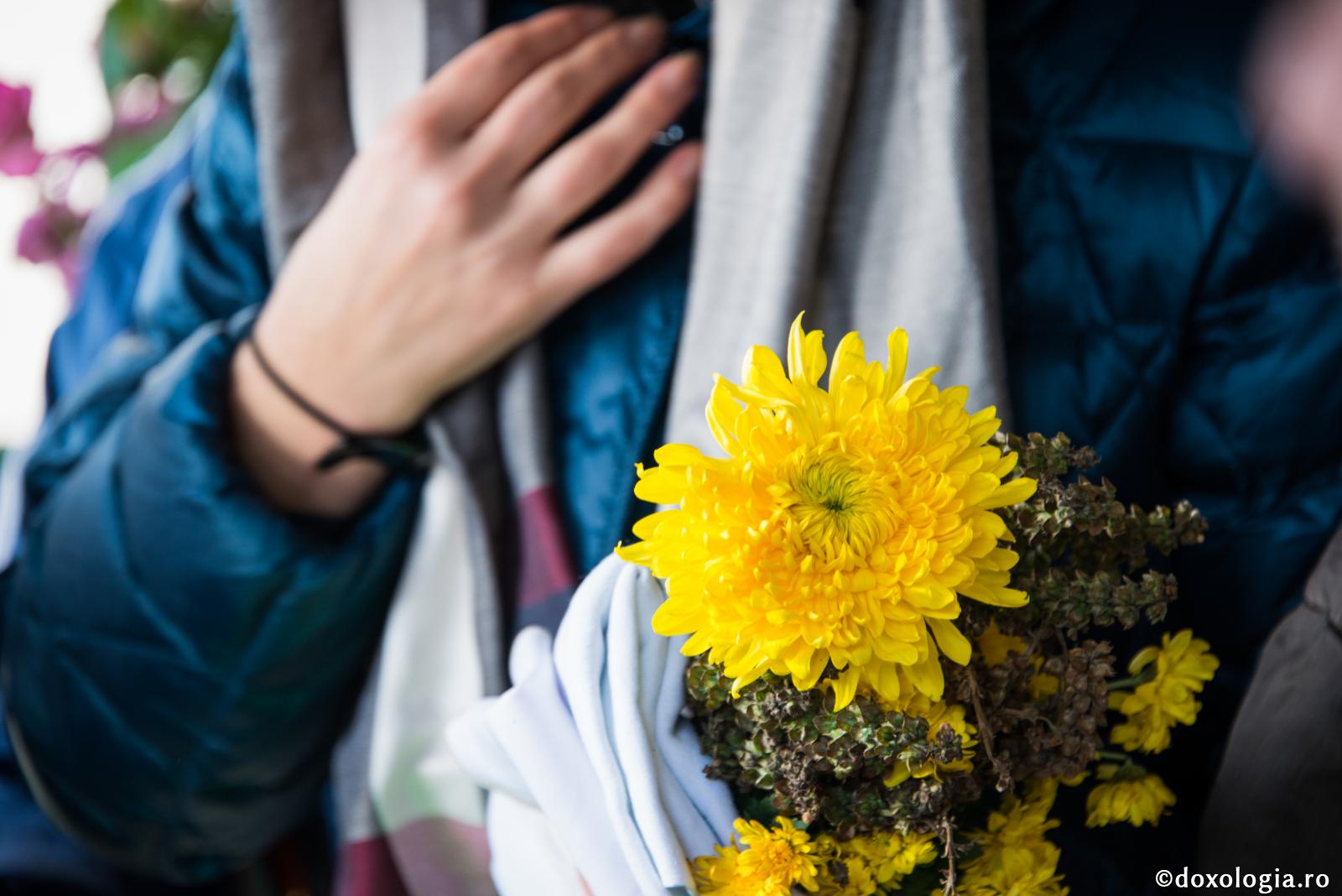pelerin cu flori în mână