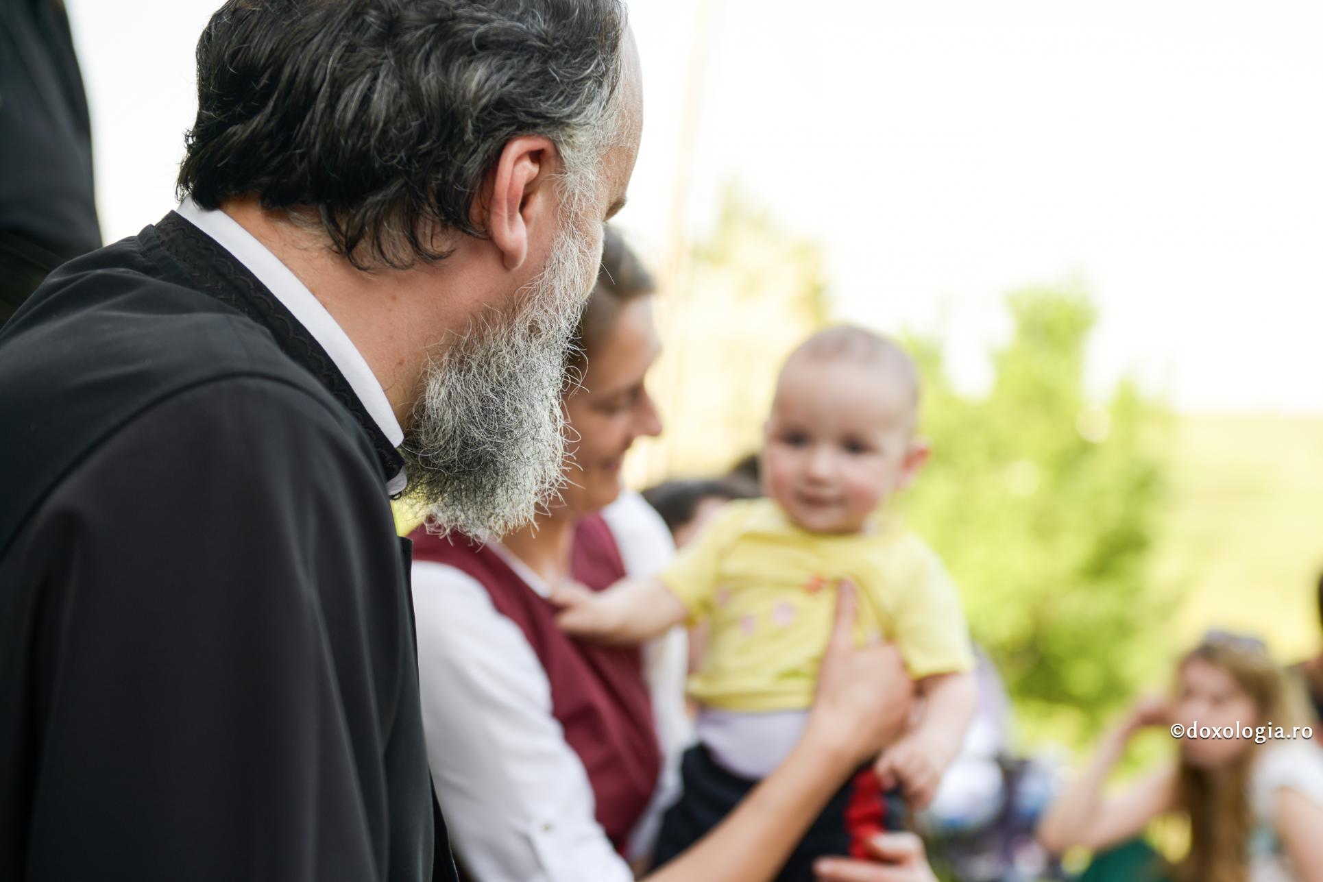Familia – „mica biserică”, la tinerețe și „mica mănăstire”, către bătrânețe / Foto: Oana Nechifor preot privind un copil
