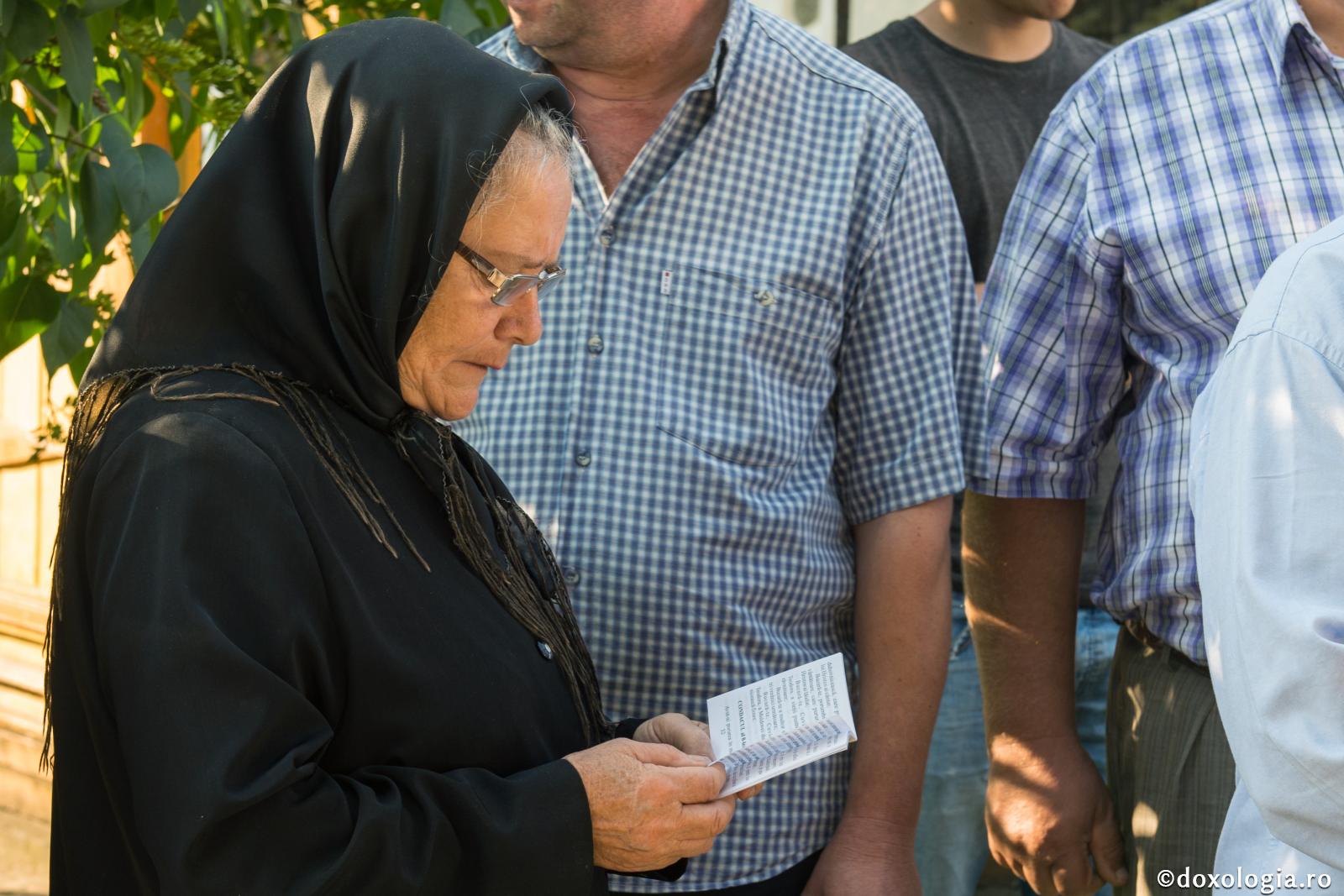 femeie în vârstă citind rugăciuni