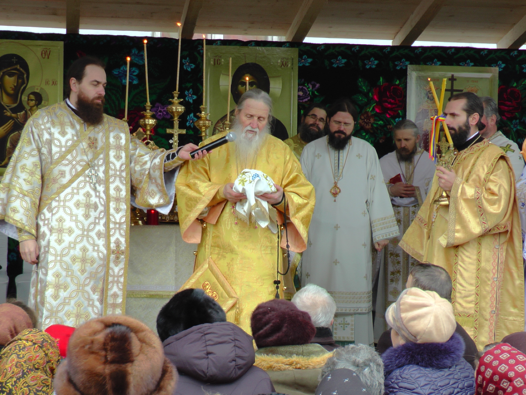 Sfințire de biserică în localitatea suceveană Straja