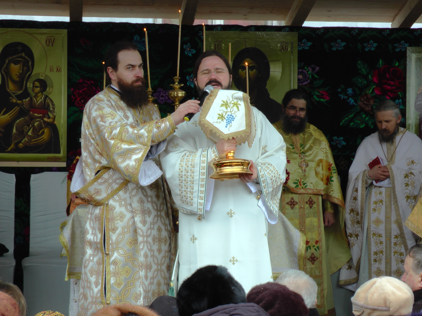 Sfințire de biserică în localitatea suceveană Straja