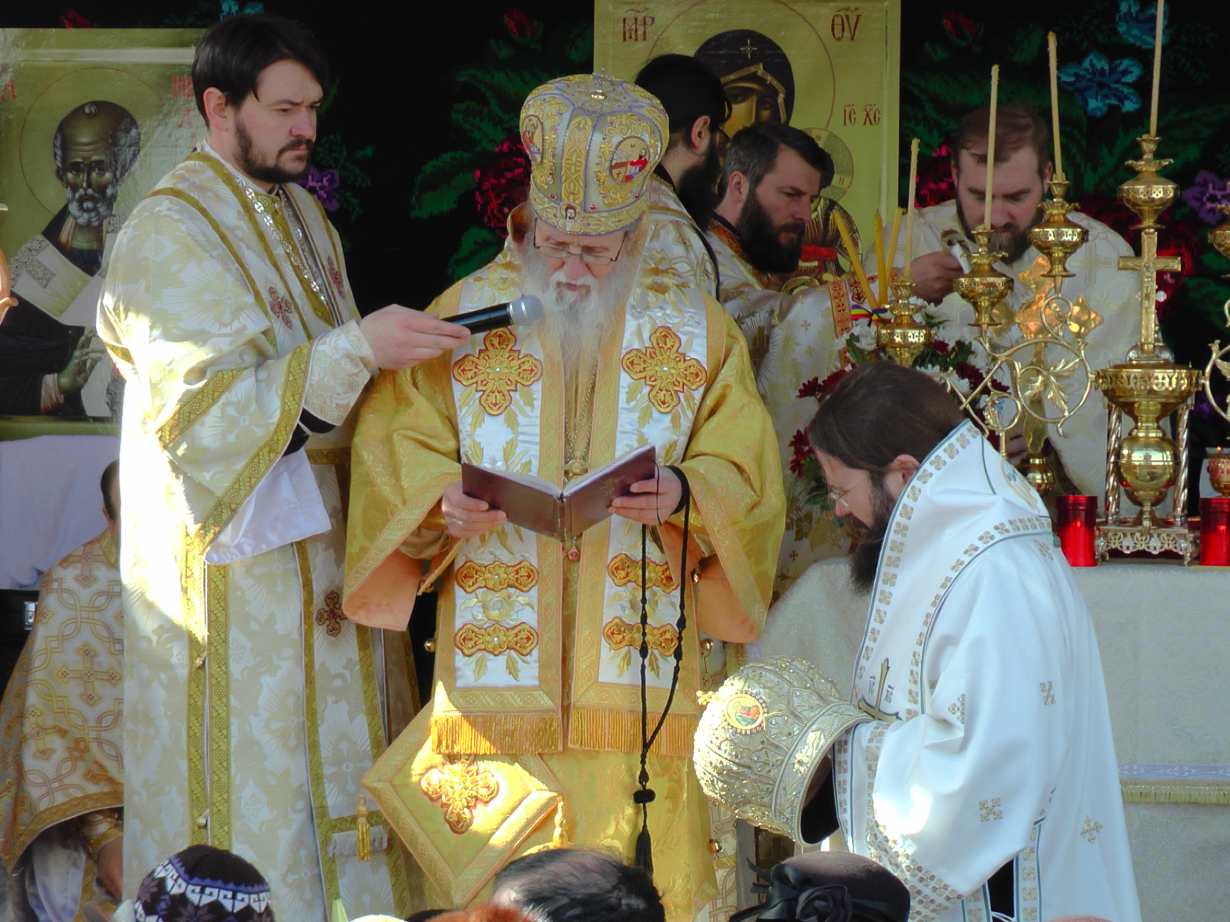 Sfințire de biserică în localitatea suceveană Straja