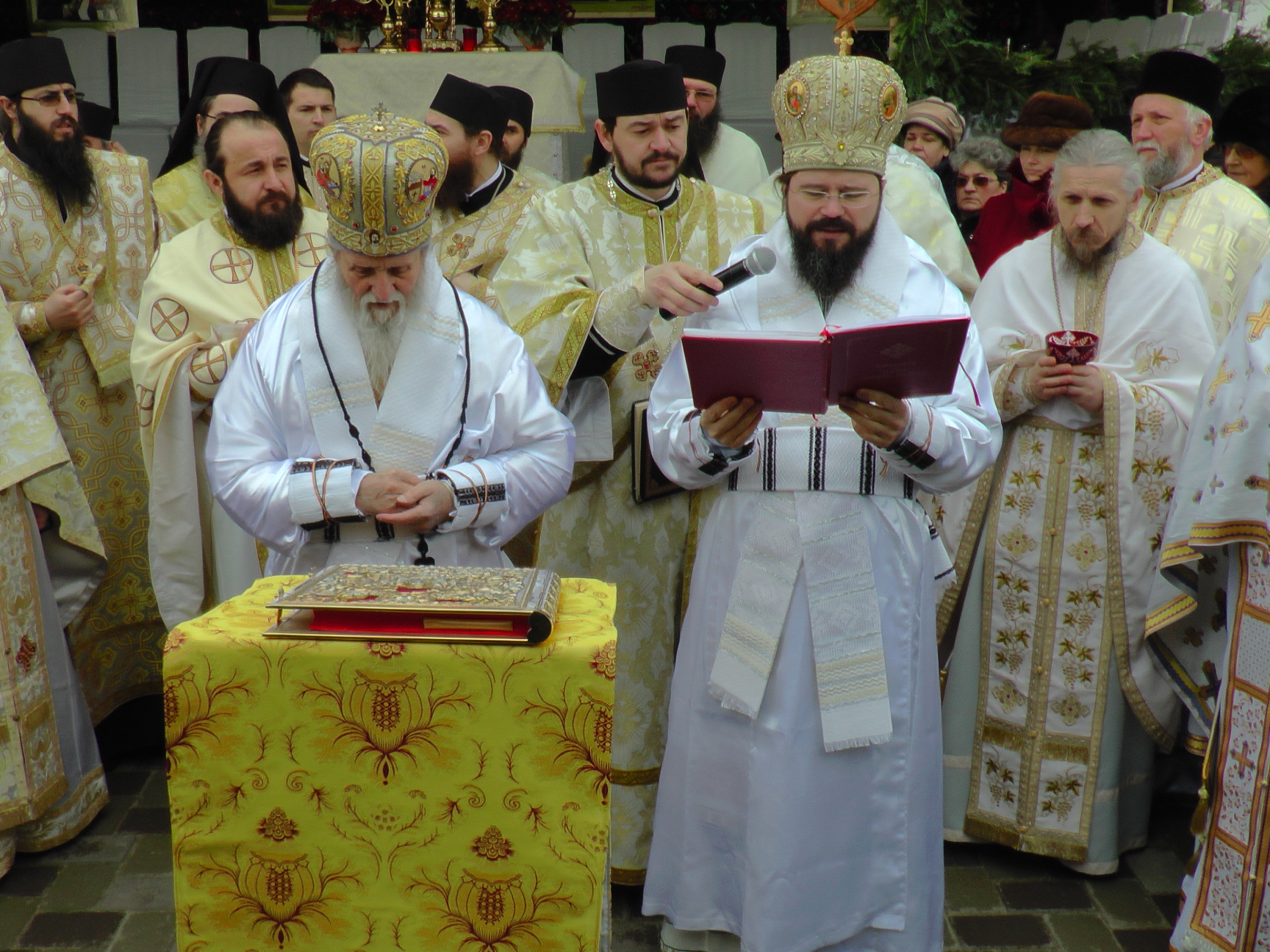 Sfințire de biserică în localitatea suceveană Straja