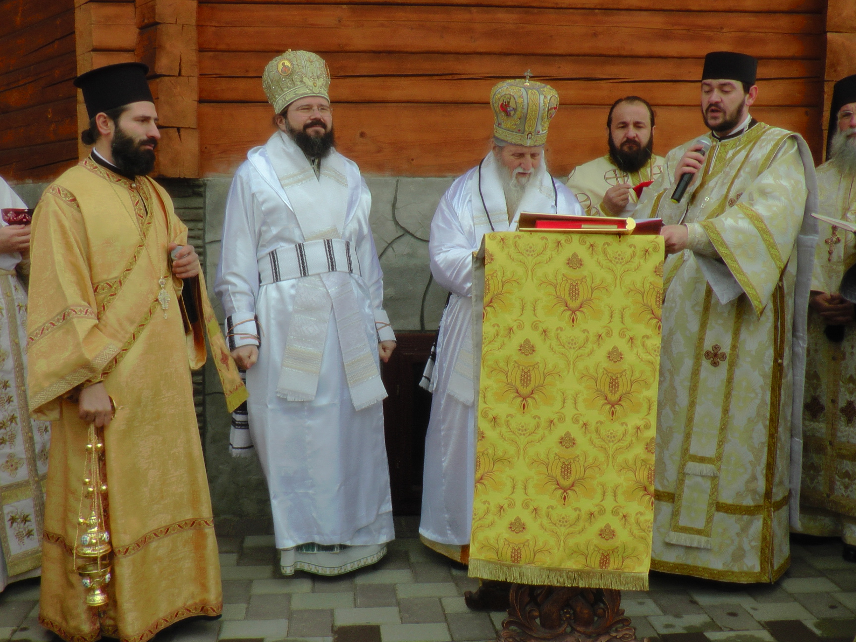 Sfințire de biserică în localitatea suceveană Straja