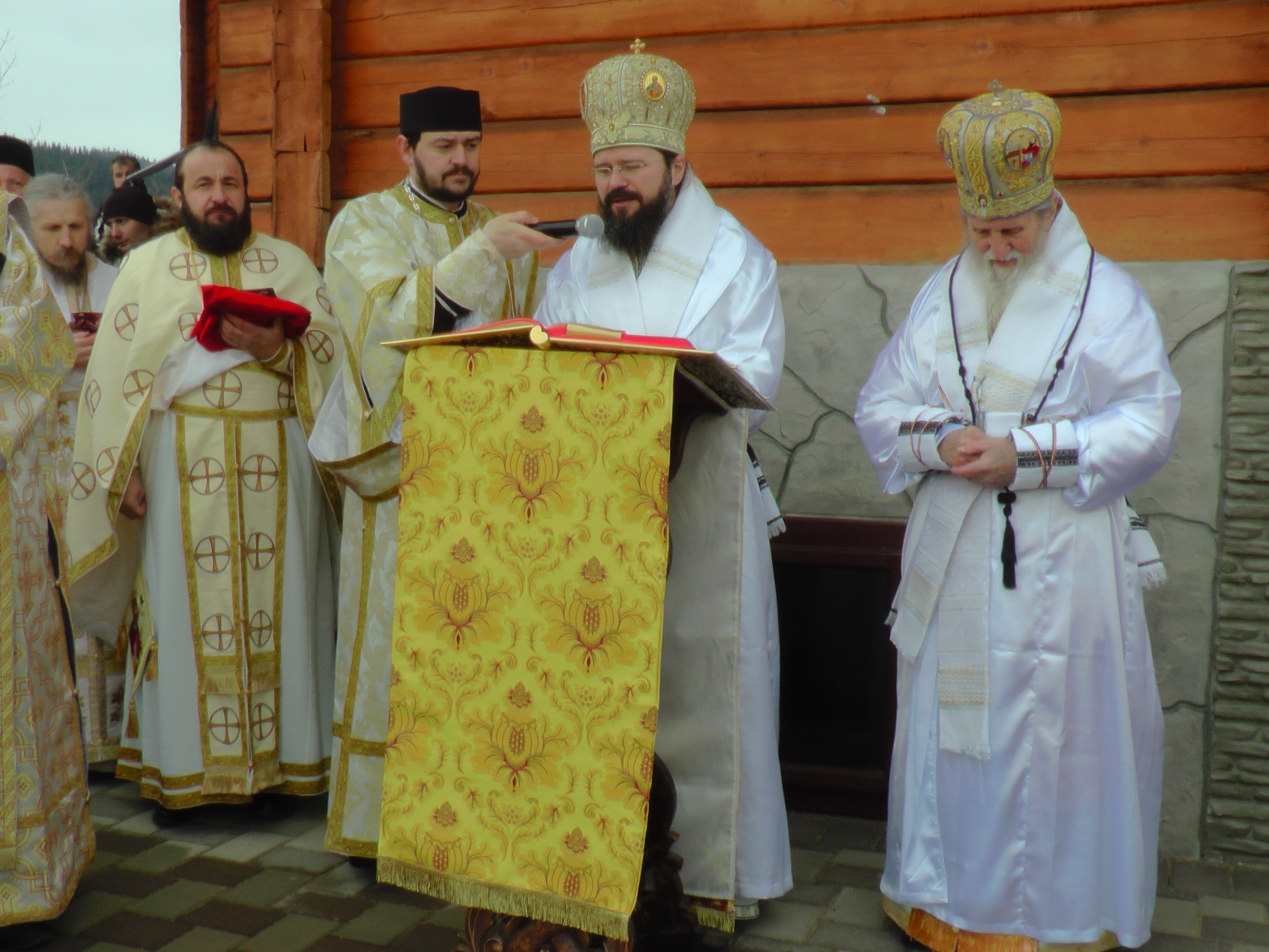 Sfințire de biserică în localitatea suceveană Straja