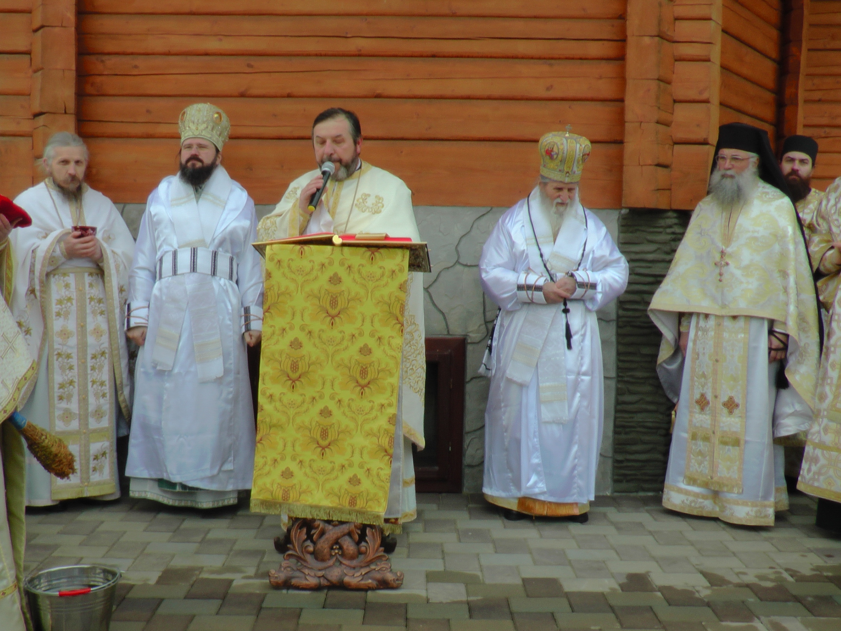 Sfințire de biserică în localitatea suceveană Straja