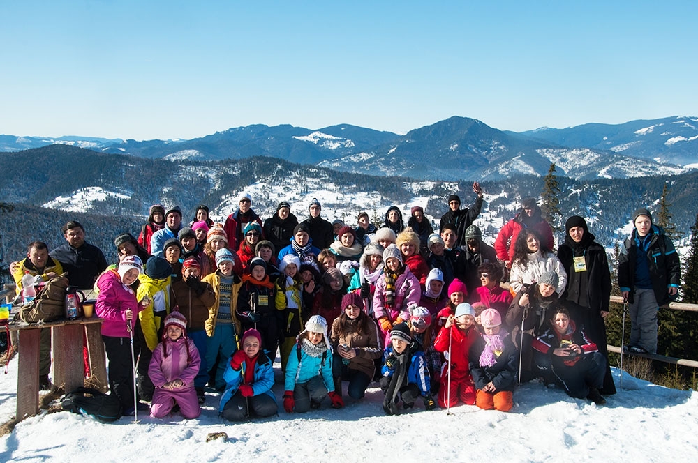 Cursuri de schi cu instructori atestaţi, în cadrul Taberei „Floare de colţ“ de la Durău