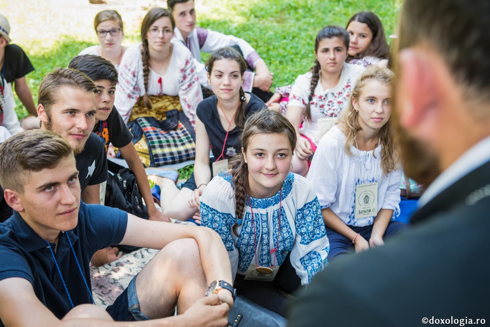 Ai grijă de sufletul tău ‒ roagă-te, odihnește-te, bucură-te! / Foto: Oana Nechifor tineri ascultând