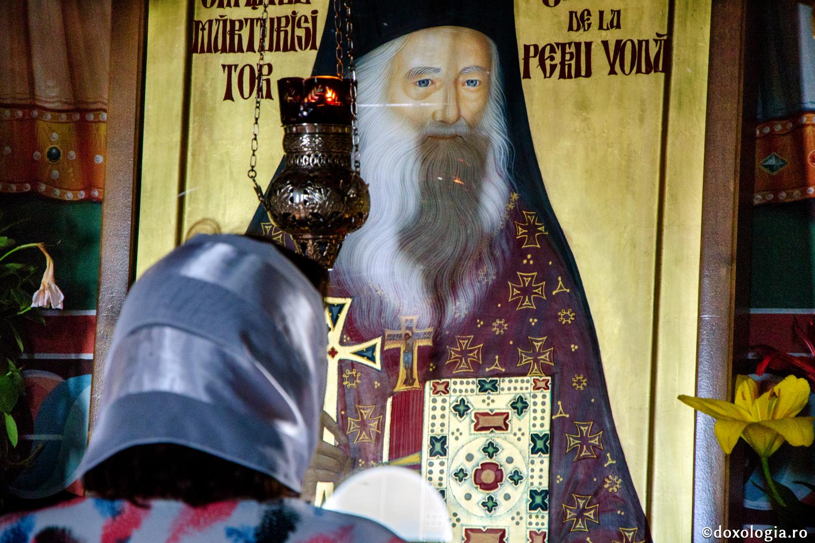 femeie în fața icoanei