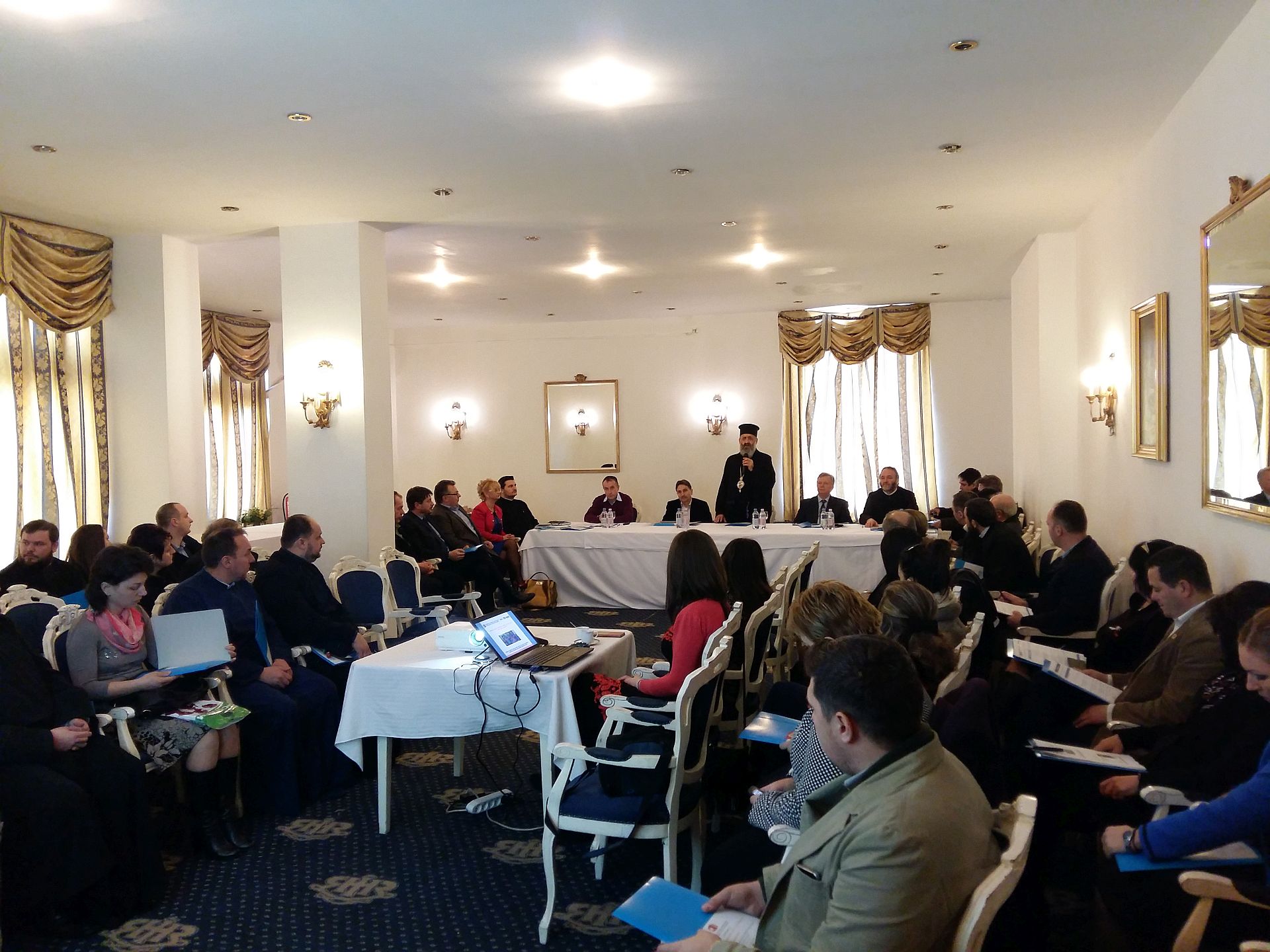 375 de copii din judeţul Alba sunt sprijiniţi să nu abandoneze şcoala