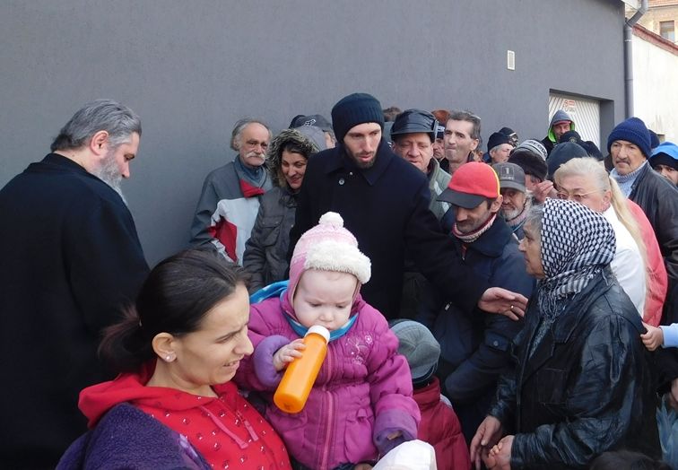 Pachete cu alimente dăruite în cadrul proiectului „Euharistie și Filantropie”, la Arad