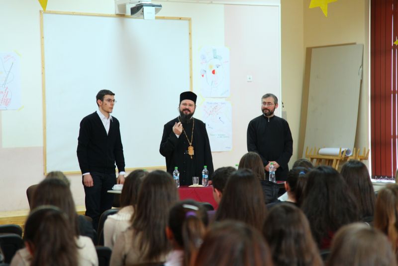 Preasfinţitul Macarie s-a întâlnit cu peste 150 de liceeni din Sibiu