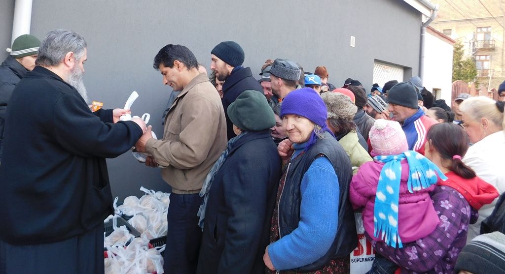 Pachete cu alimente dăruite în cadrul proiectului „Euharistie și Filantropie”, la Arad