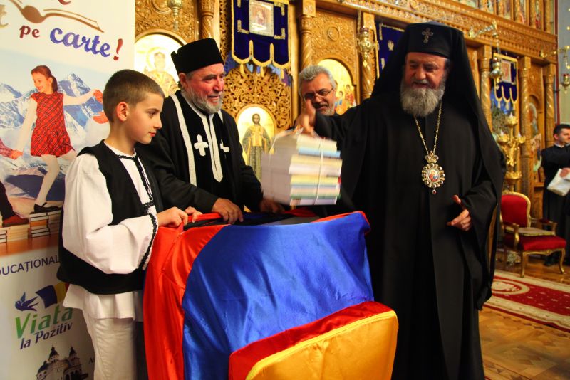 Mitropolitul Ardealului a dăruit cărţi elevilor sibieni