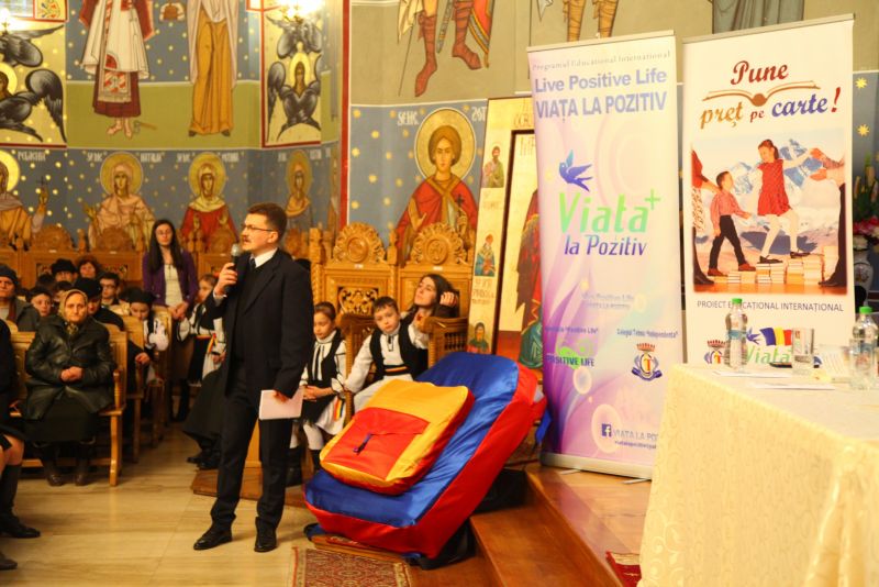 Mitropolitul Ardealului a dăruit cărţi elevilor sibieni