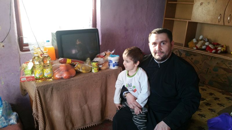 Îmbrăcăminte şi alimente pentru copiii din Parohia Albota de Jos Îmbrăcăminte şi alimente pentru copiii din Parohia Albota de Jos