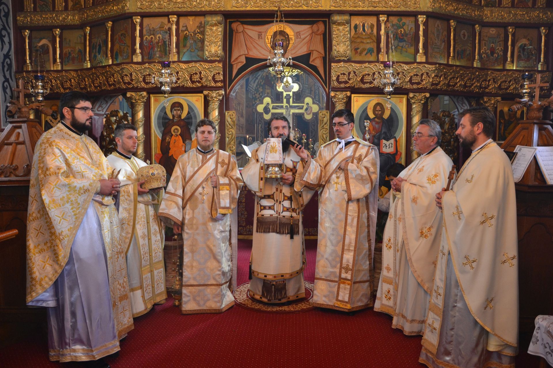 Liturghie arhierească în Parohia Vălişoara Liturghie arhierească în Parohia Vălişoara