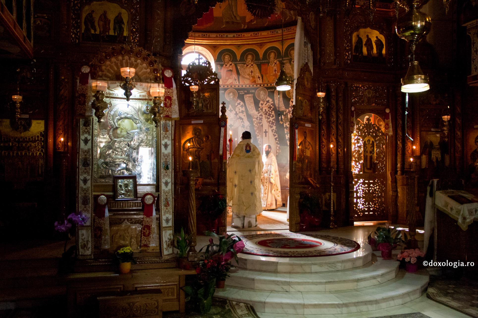 preot în Sfântul Altar