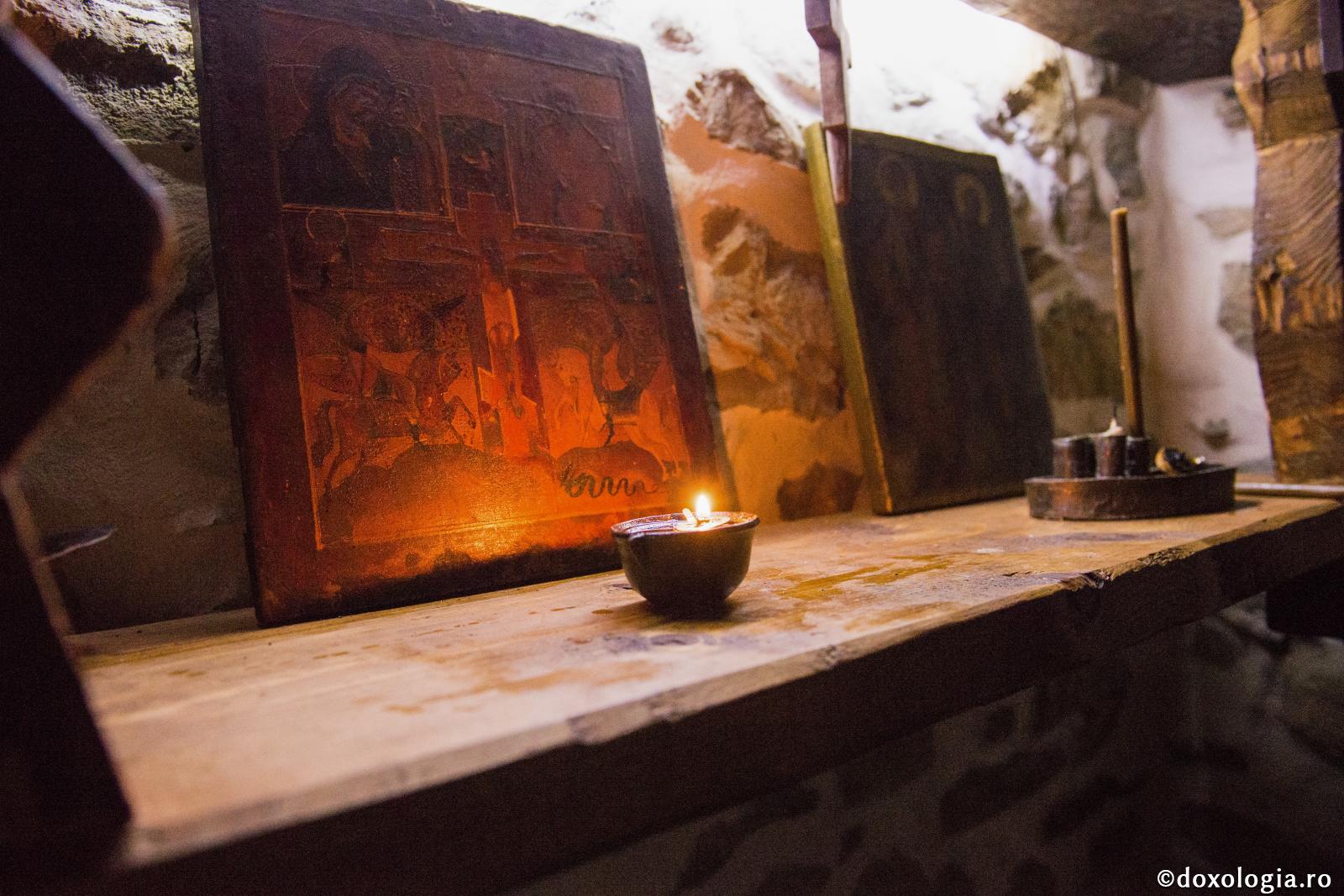 Binecuvântează, Doamne, pe vrăjmașii mei! / Foto: Oana Nechifor candelă aprinsă la icoană