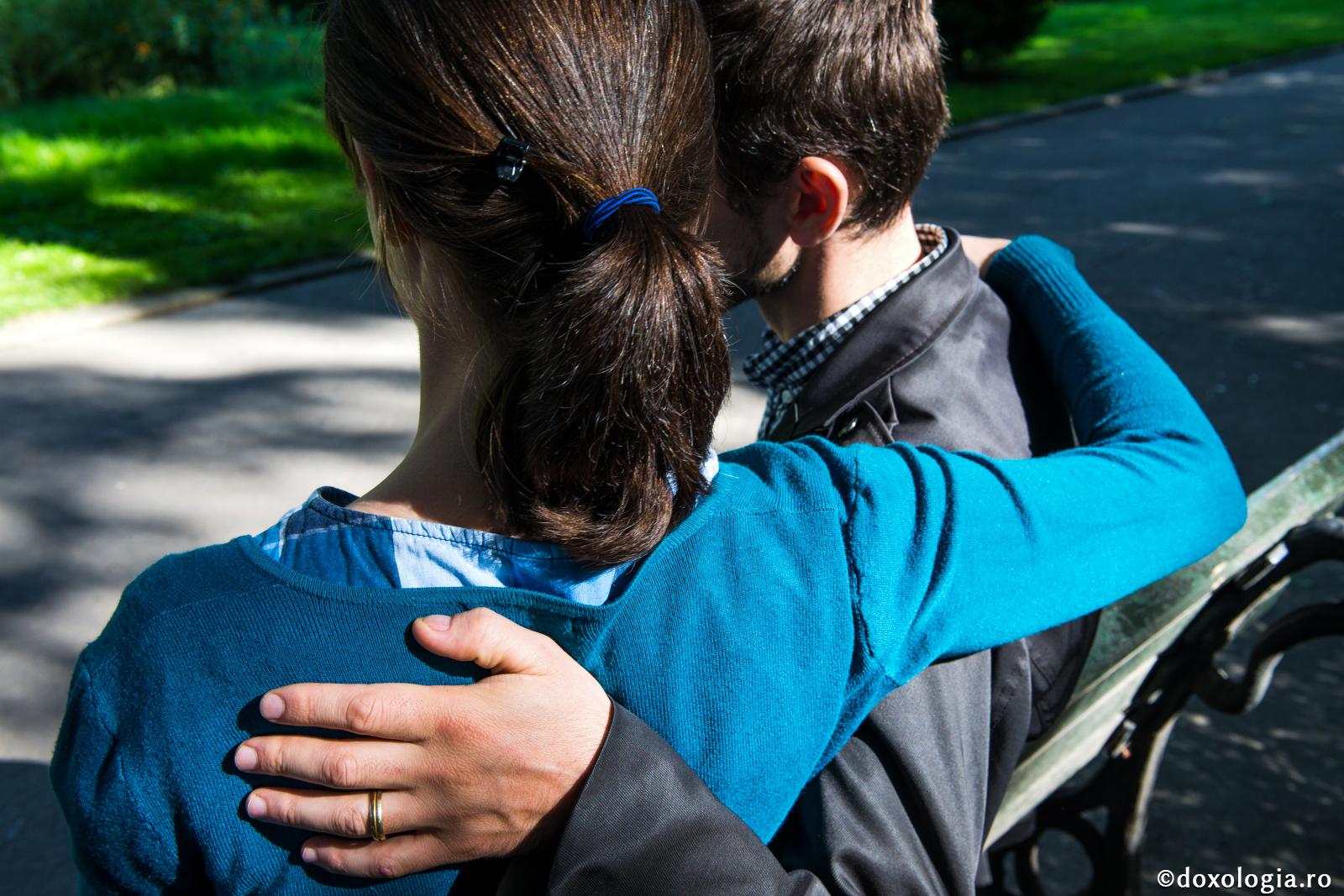 Să ținem cont de nevoile celuilalt / Foto: Oana Nechifor cuplu stând pe bancă