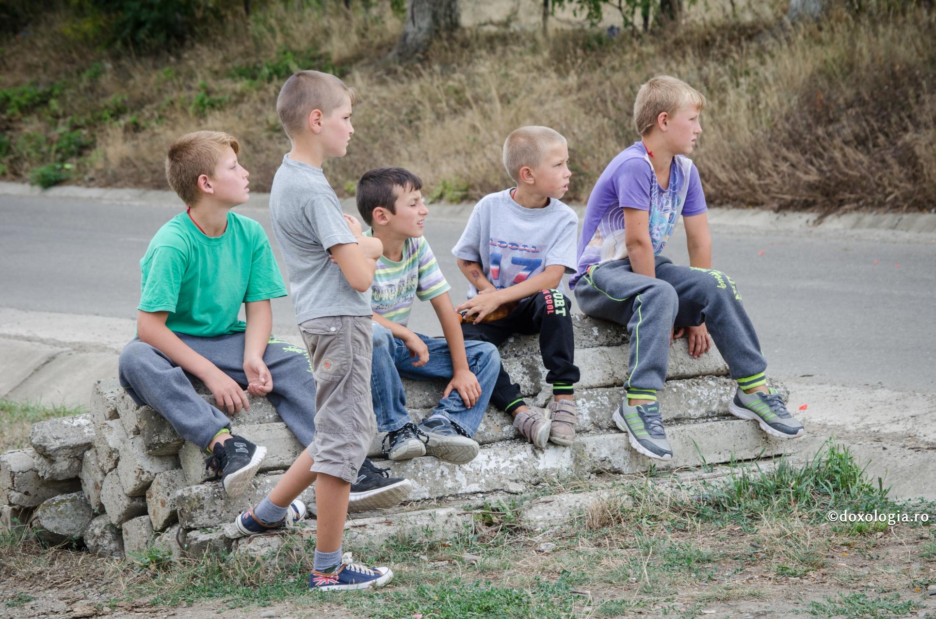 băieți privind în aceeași direcție