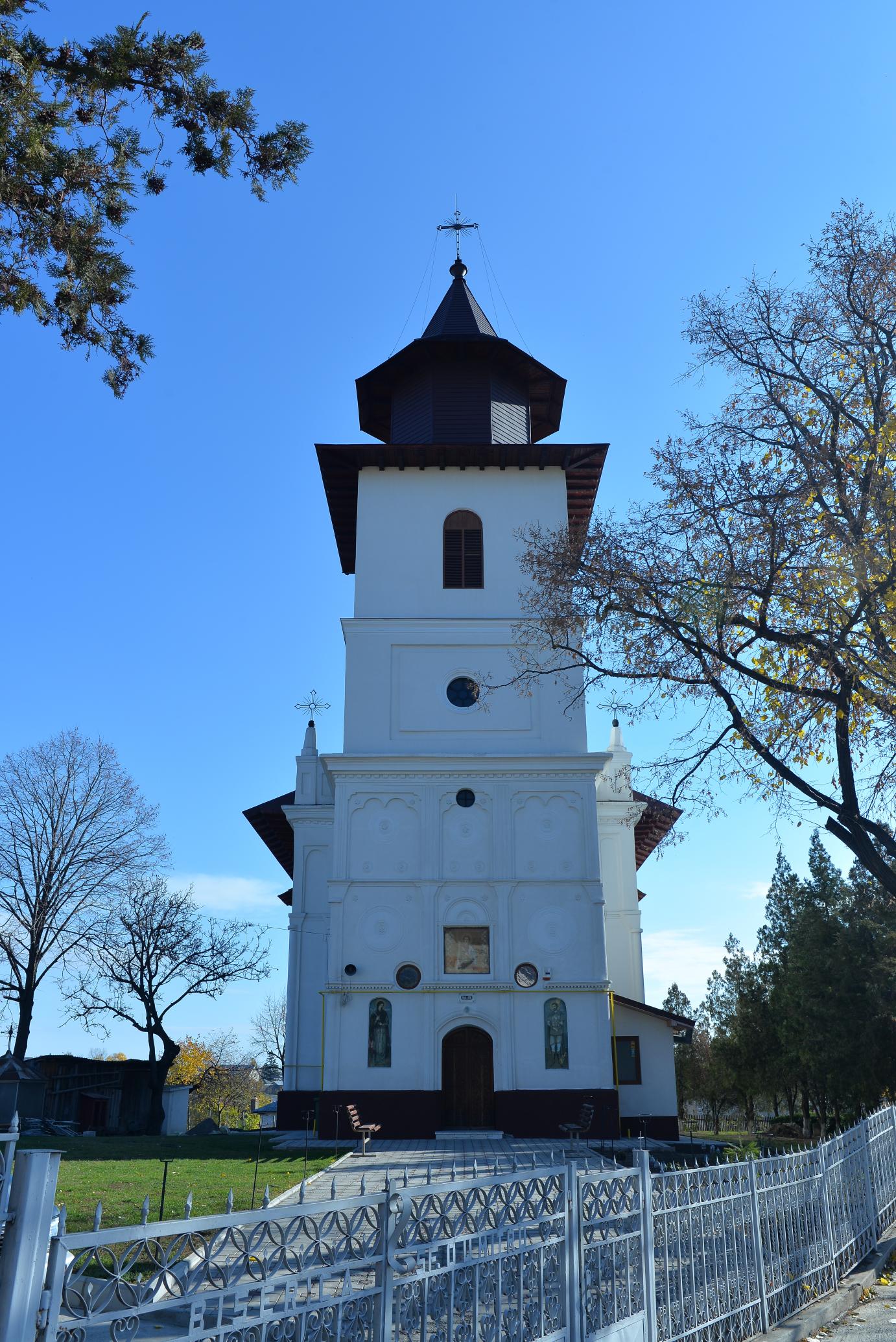 Slujbe arhiereşti la Bacău şi Huşi